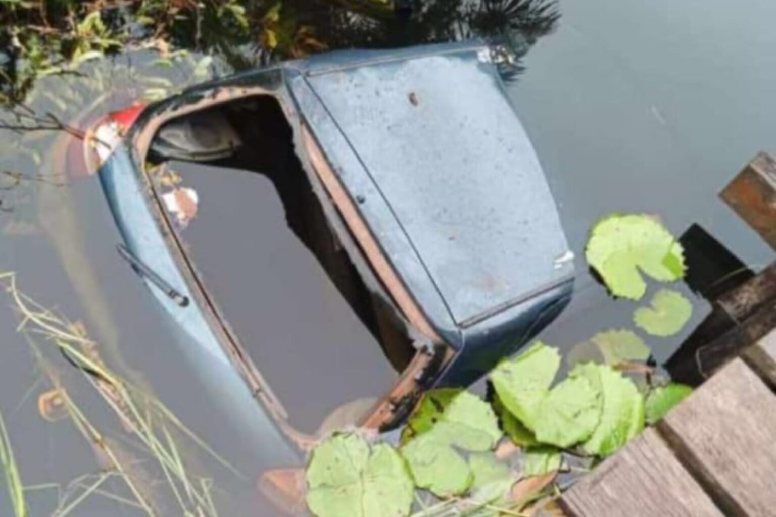 Carro cai de ponte em Moju