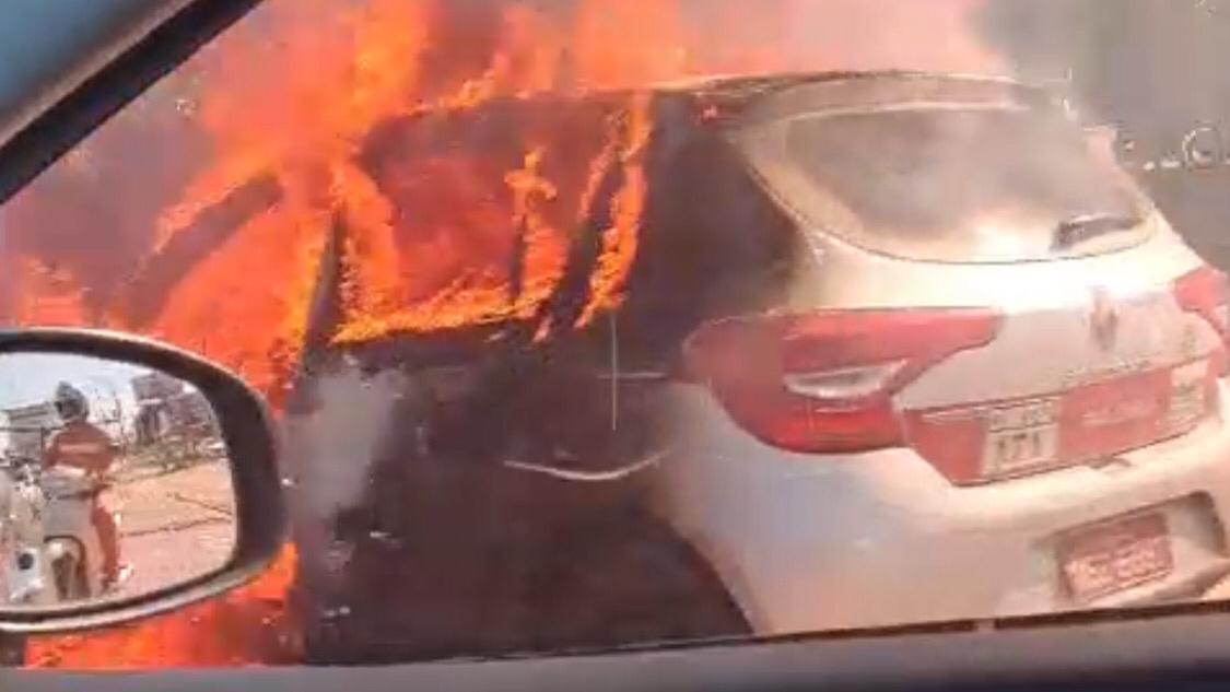 VÍDEO: carro pega fogo no semáforo da Folha 33, em Marabá