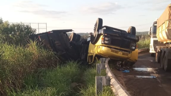 Caminhão tomba na entrada da ponte sobre o Rio Tocantins em Marabá