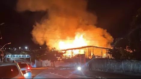 Casa pega fogo em Salinas; chamas teriam começado em um botijão de gás
