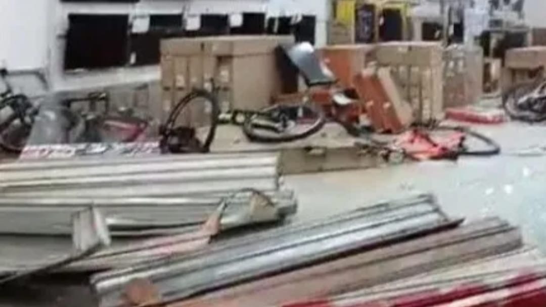 Caminhonete invade loja no centro comercial de Altamira
