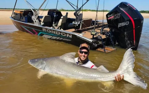 VÍDEO: Guia de pesca fisga peixe de mais de 2 metros no Rio Araguaia