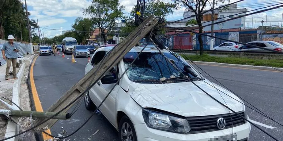 Saiba o que fazer quando a fiação elétrica cair sobre o carro