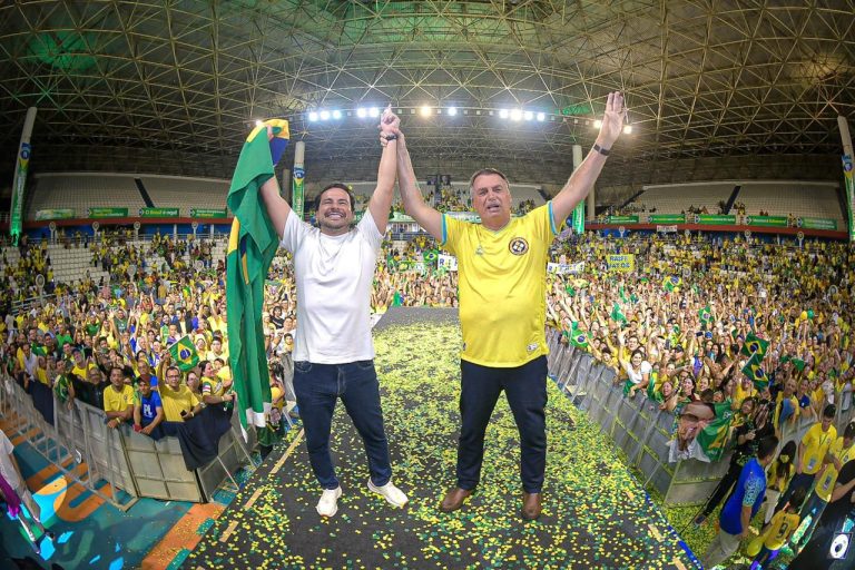 Jair Bolsonaro é internado às pressas em Manaus