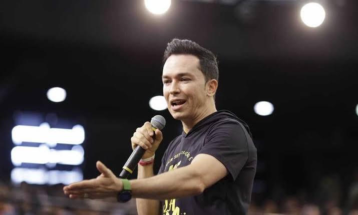 Pastor que beijou filha na boca disse ter feito o mesmo com filho