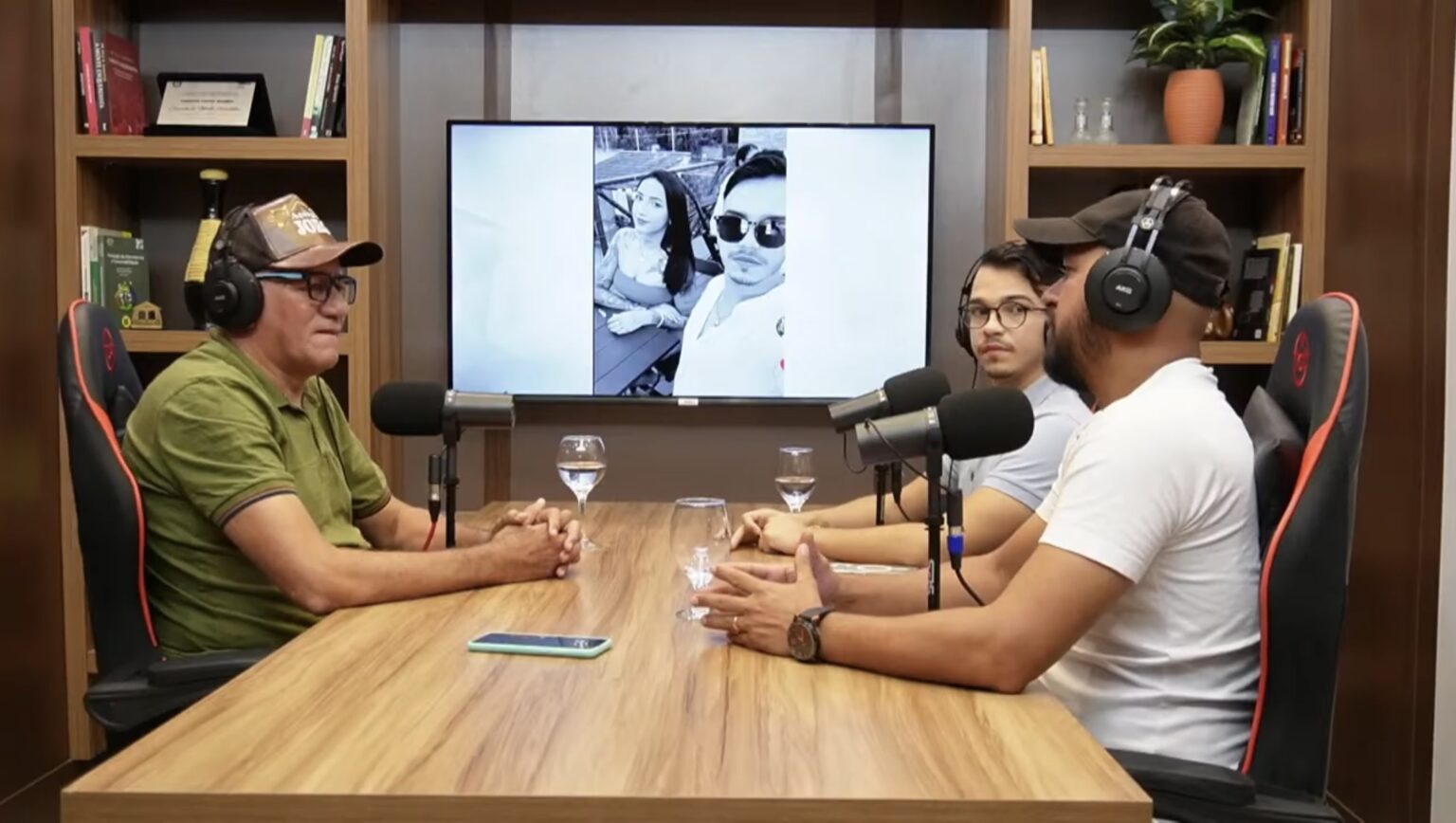 Irmão e padrasto de Flávia Alves compartilham história da tatuadora no Debate Podcast