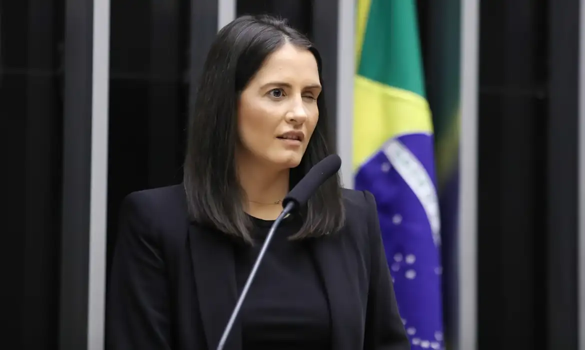 Morre, aos 39 anos, a deputada federal Amália Barros