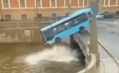 Vídeo: ônibus cai em rio de São Petersburgo e sete pessoas morrem