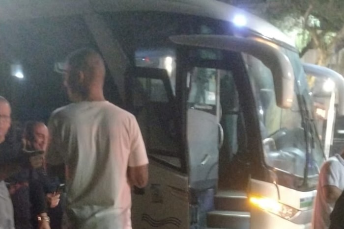 Homem morre ao tentar assaltar ônibus com 28 policiais militares no RJ