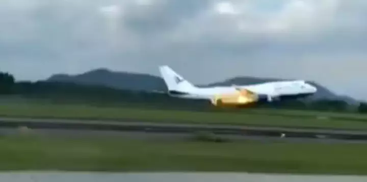 pessoas a bordo pega fogo em motor ao decolar