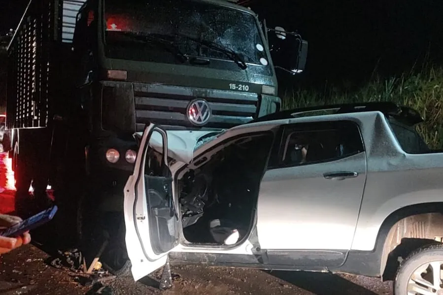 Motorista de caminhão causa acidente ao tentar ultrapassagem na BR-230