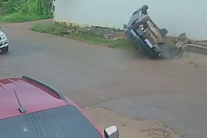 Veículo capota após bater em bueiro sem tampa em Altamira