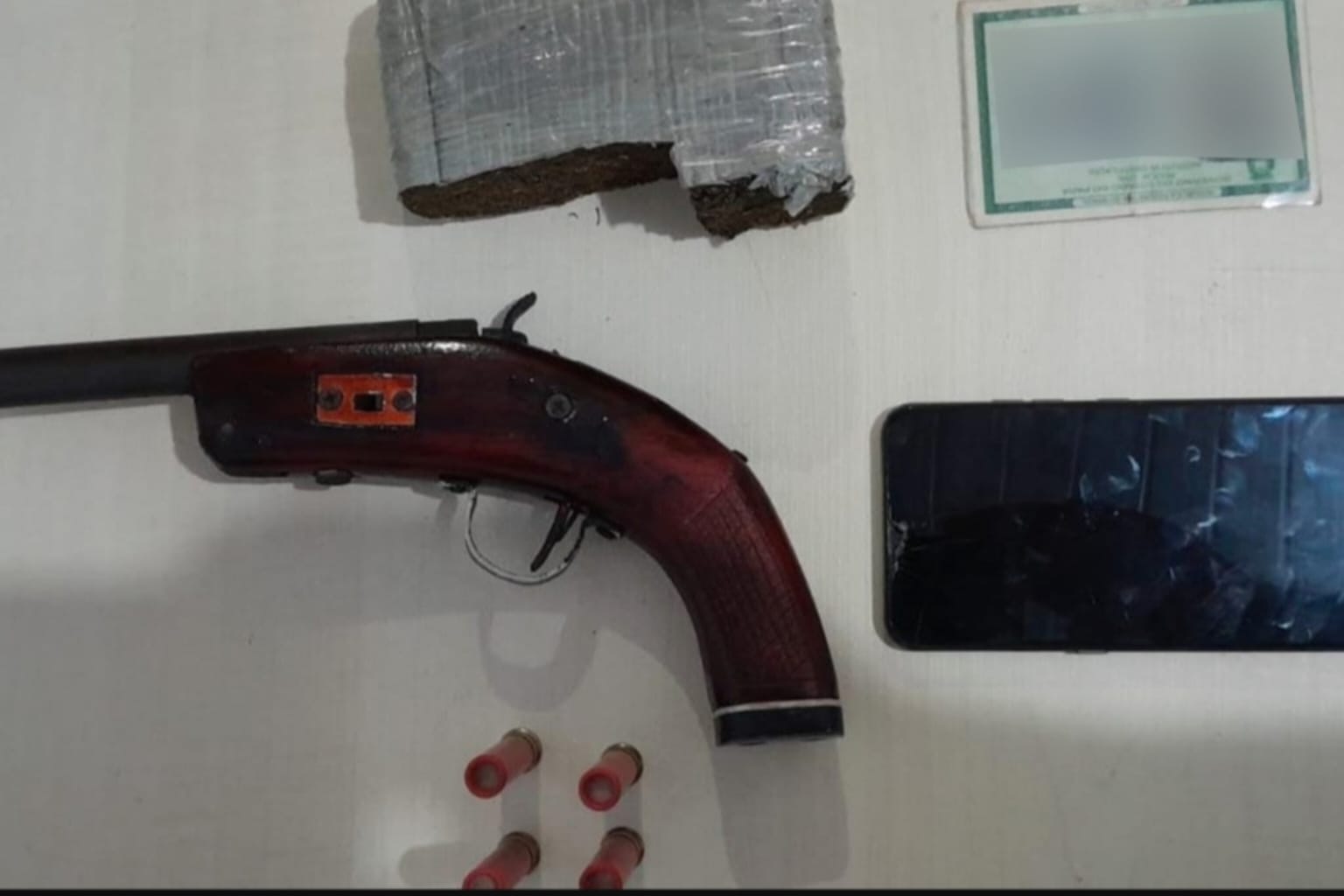 PC prende suspeito com arma de fogo e drogas em Novo Repartimento