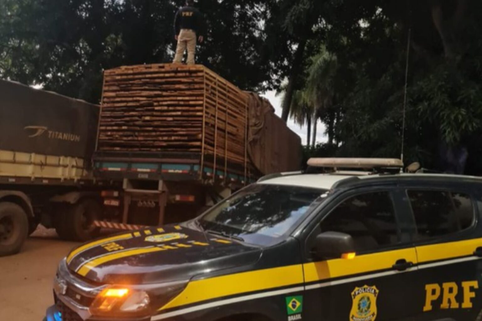 PRF apreende 34 m³ de madeira ilegal em São Domingos do Araguaia