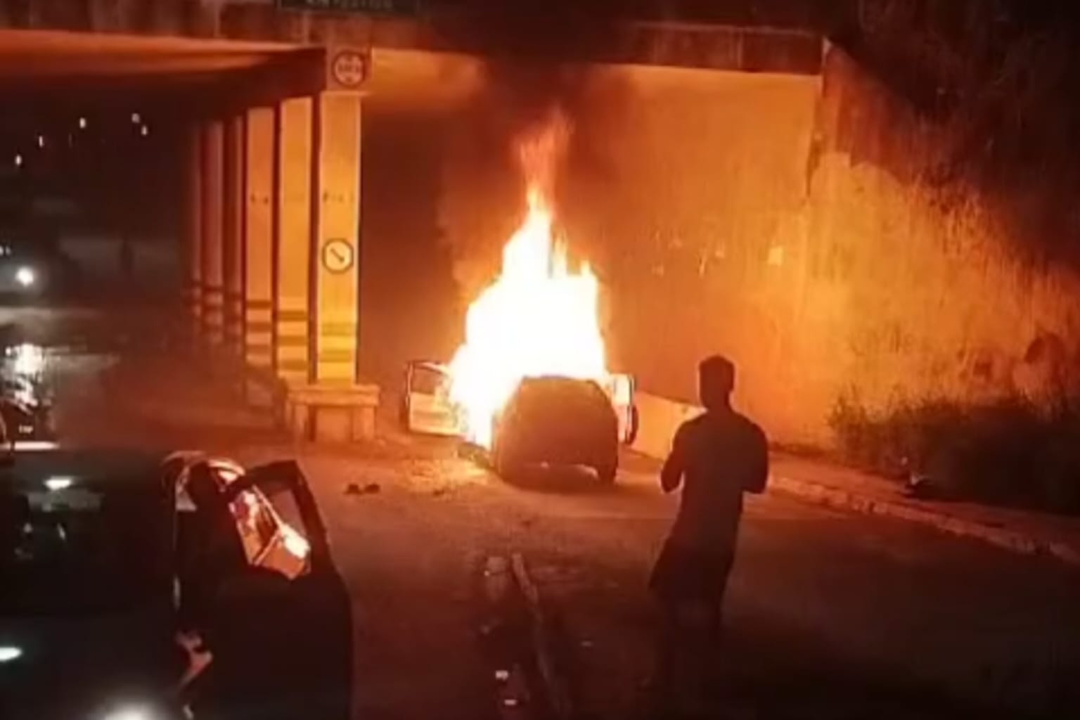 Carro pega fogo em via pública de Marabá