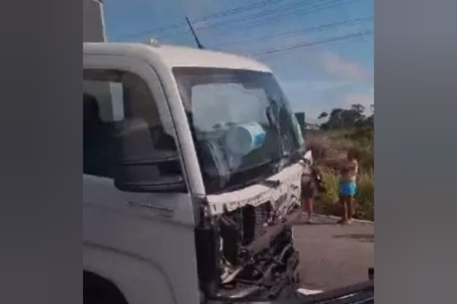 Ônibus colide contra caminhão na BR-316