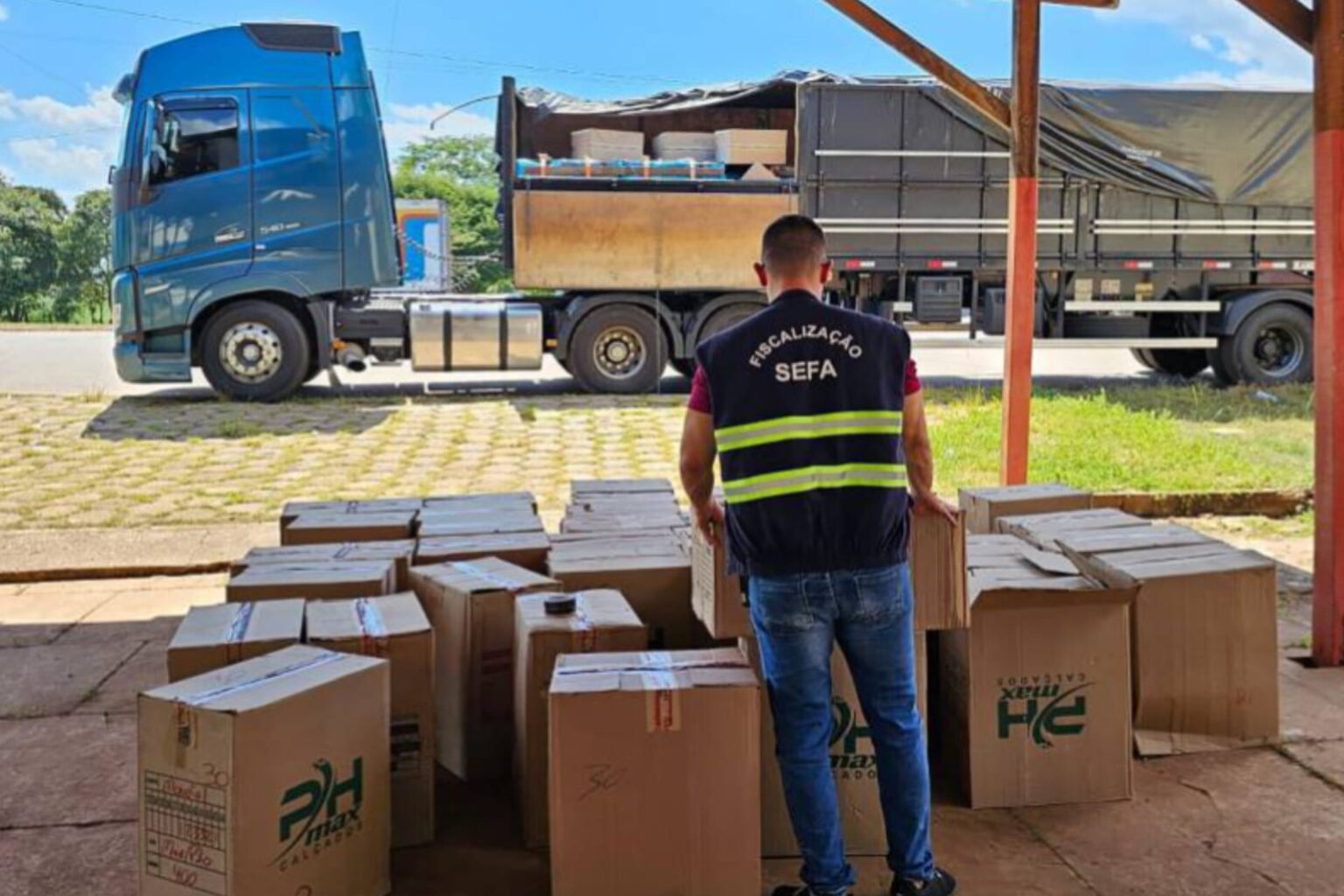 Sefa apreende 492 pares de tênis em Conceição do Araguaia