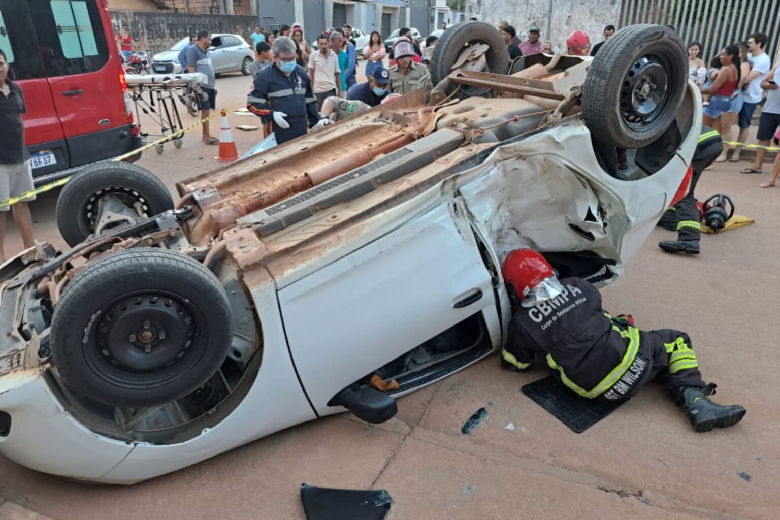 Carro capota após acidente de trânsito em Marabá