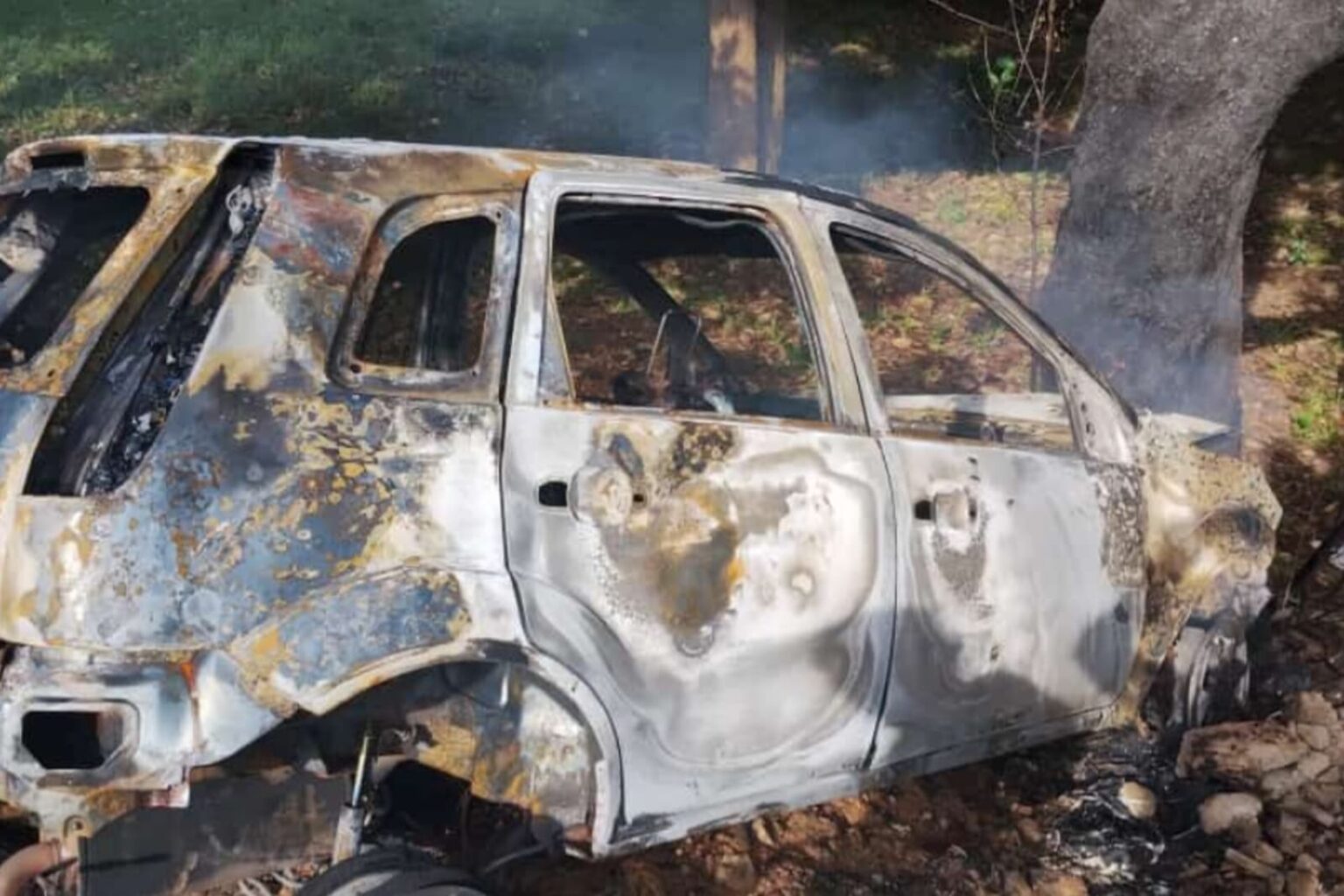 Carro colide contra árvore e pega fogo em Marabá