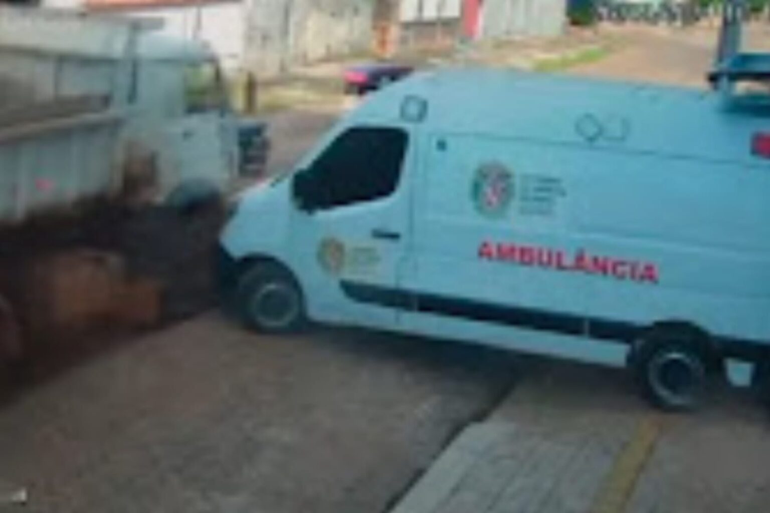 Caçamba perde o controle e atinge ambulância em Conceição do Araguaia