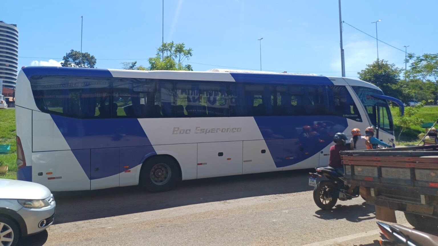 Ônibus quebrado causa congestionamento na Folha 33, em Marabá