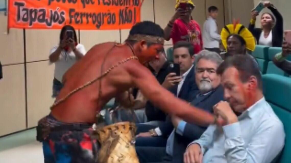 Vídeo: indígenas protestam contra construção da ferrovia Ferrogrão no Pará