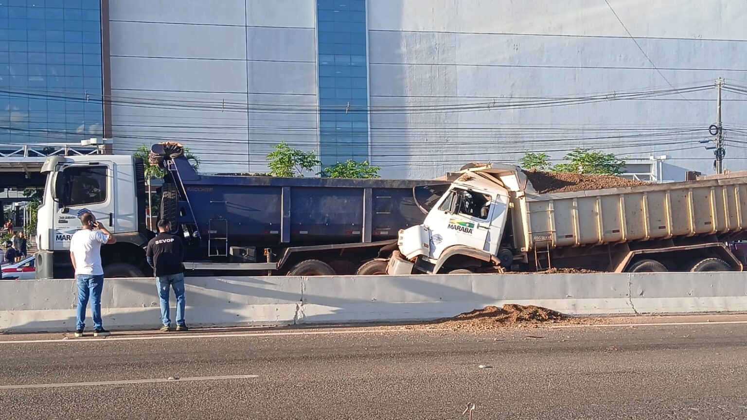 Caminhão colide com a traseira de outro na BR-230 em Marabá