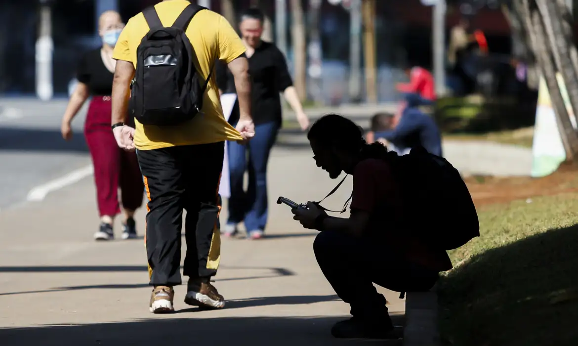 Cresce número de jovens que não estudam nem trabalham