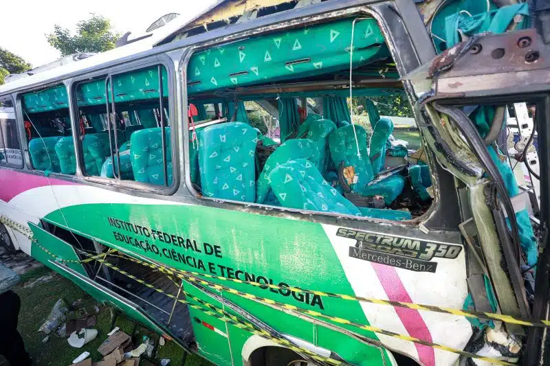 Polícia Científica pericia ônibus do IFPA envolvido em acidente com estudantes