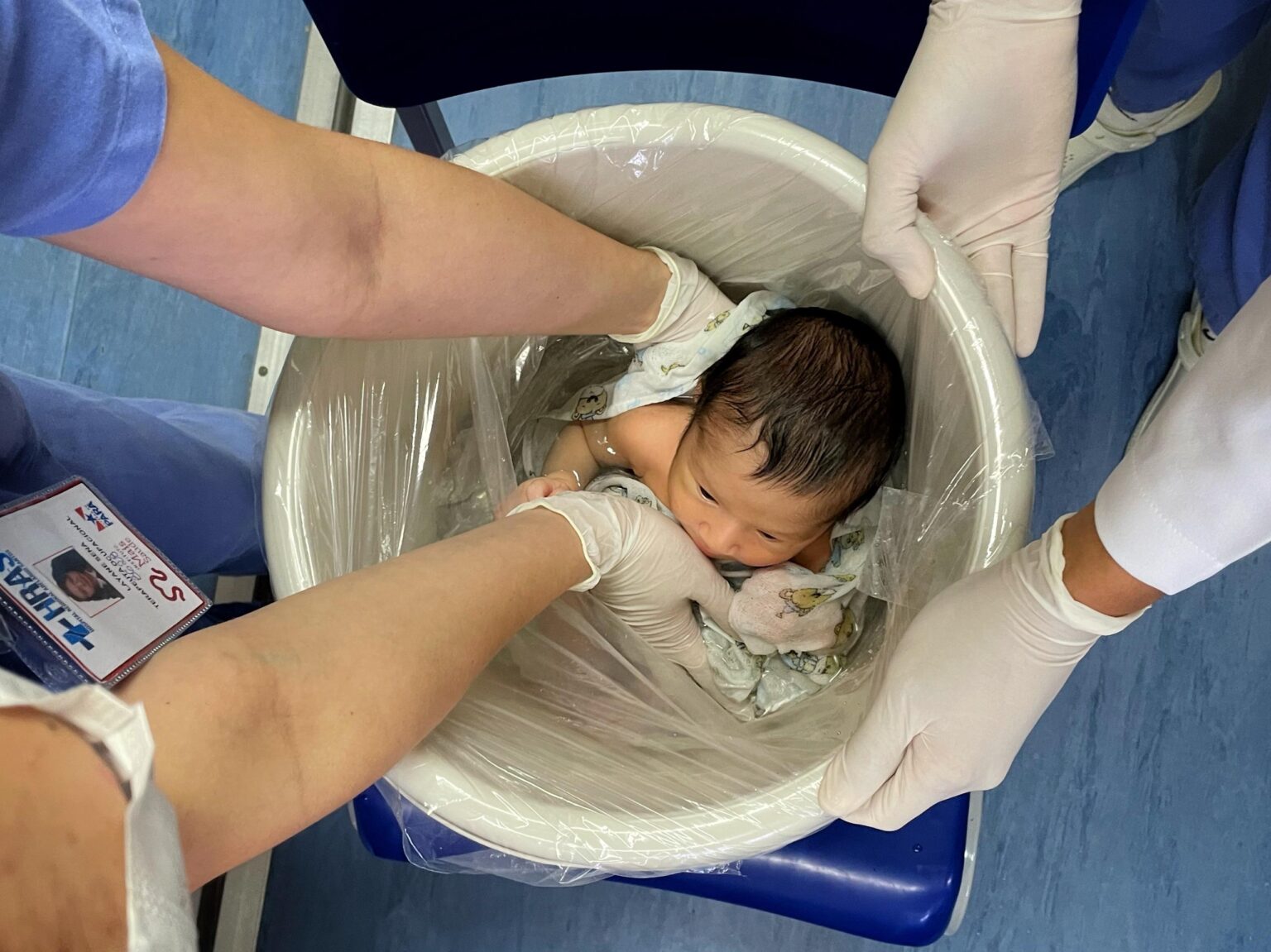 Banho de ofurô promove relaxamento para recém-nascidos em hospital no Pará