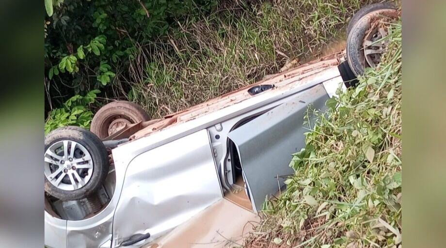 Jovem fica presa nas ferragens após carro capotar no Pará
