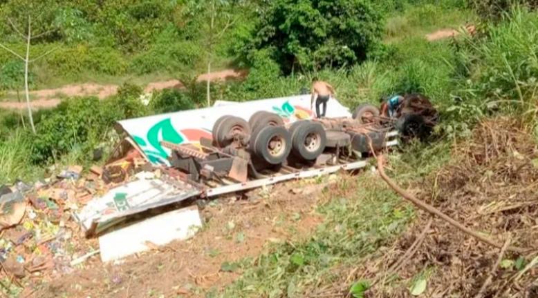 Caminhão cai em ribanceira após motorista dormir ao volante em Pacajá