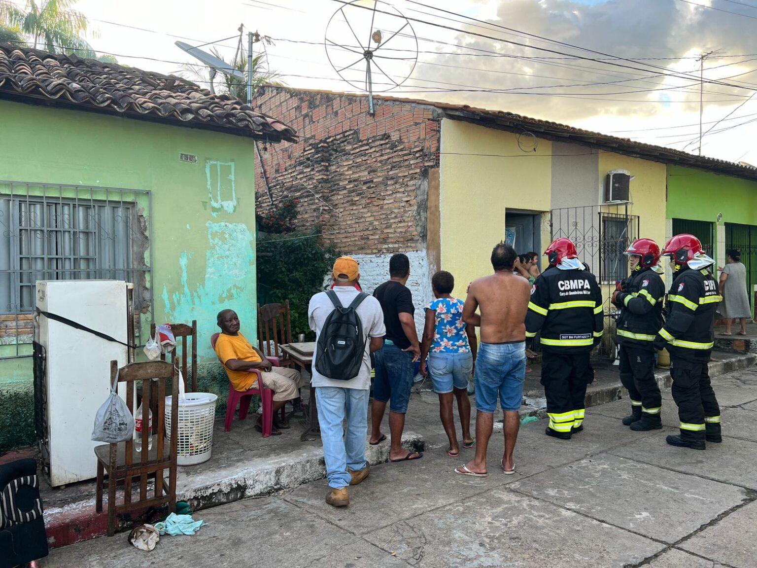 Casa pega fogo e moradores conseguem resgatar duas crianças em Marabá