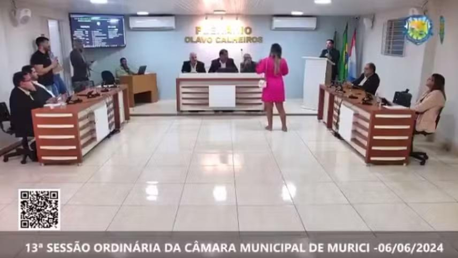 Mulher grávida interrompe sessão de Câmara e cobra paternidade de vereador