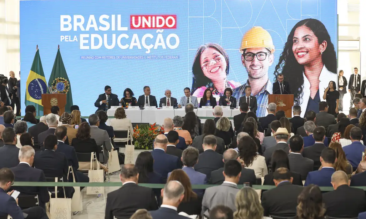 Lula anuncia R$ 5 bi de investimentos do PAC em universidades federais