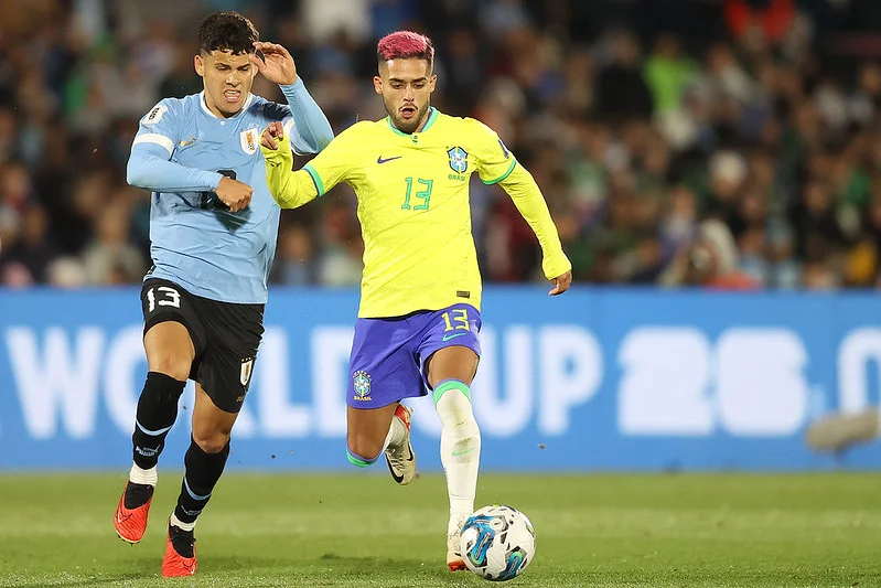 CBF proíbe jogador de usar cabelo rosa na seleção brasileira