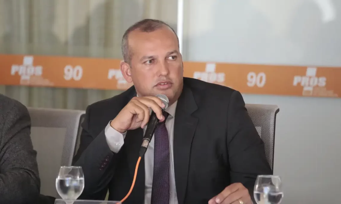 Presidente do Solidariedade se entrega à PF após três dias foragido