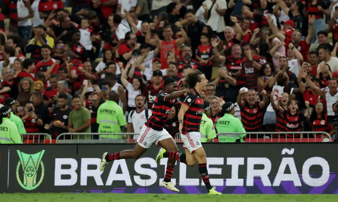Flamengo arranca vitória sobre o Bahia para liderar o Brasileirão