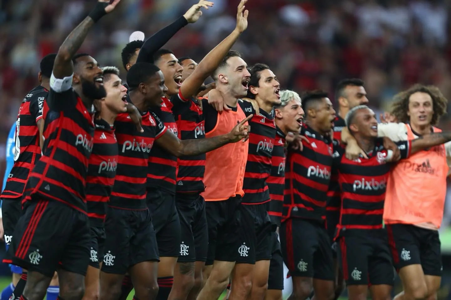Flamengo vence, mantém liderança do Brasileirão e afunda Fluminense
