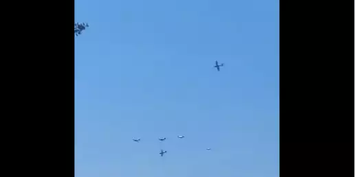 VÍDEO: piloto morre após aviões colidirem durante show aéreo