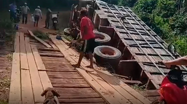 Caminhão boiadeiro tomba em vicinal no sudoeste do Pará