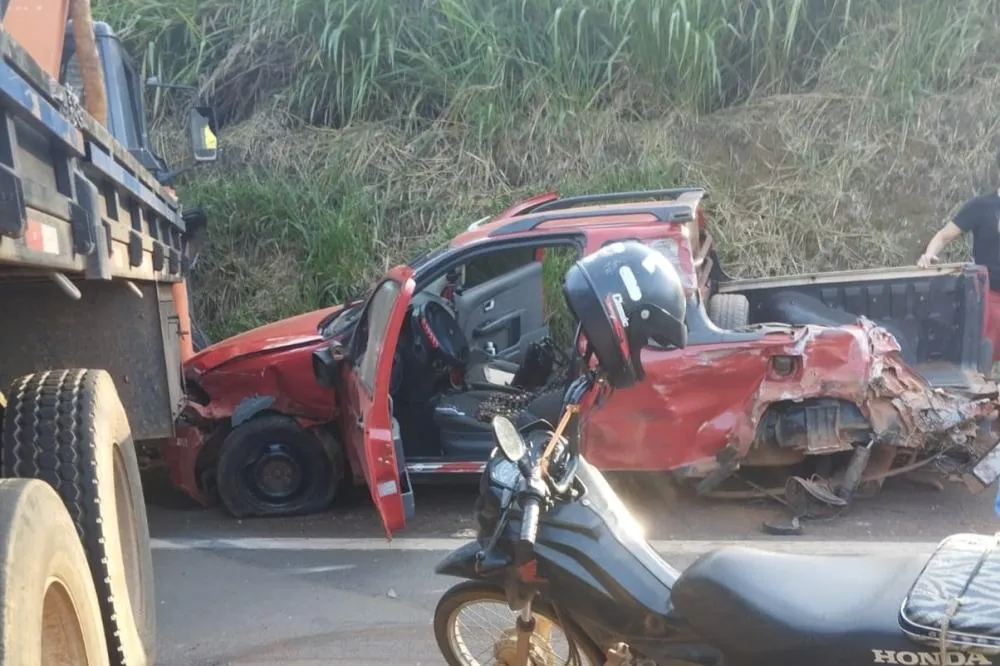Caminhão colide com carro de passeio e deixa dois feridos na BR-230 em Altamira
