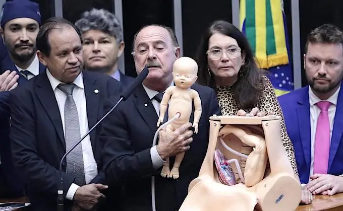 Deputados decidem que mulher grávida por estupro não pode abortar