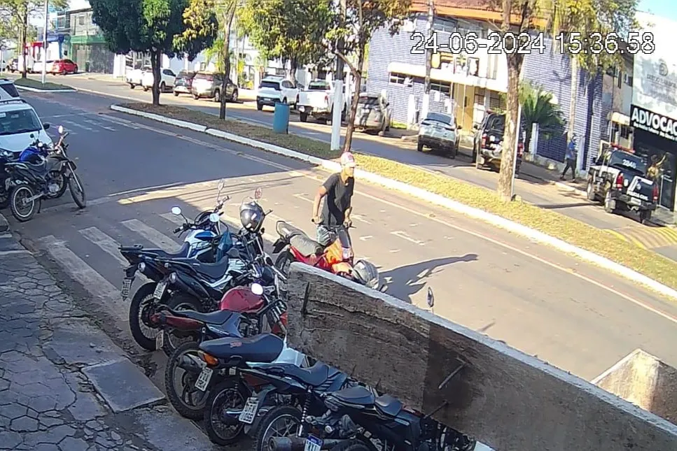Ladrão furta motocicleta em frente à delegacia de Altamira