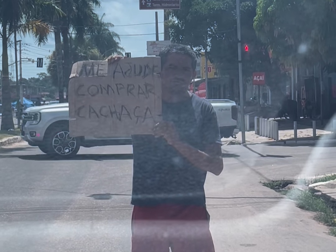 Homem pede dinheiro para cachaça em sinal no Pará