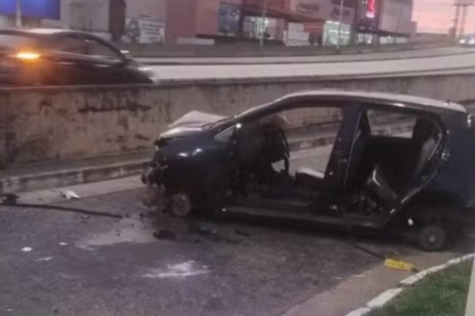 Carro tem portas, pneus, banco e peças furtadas após acidente no Pará