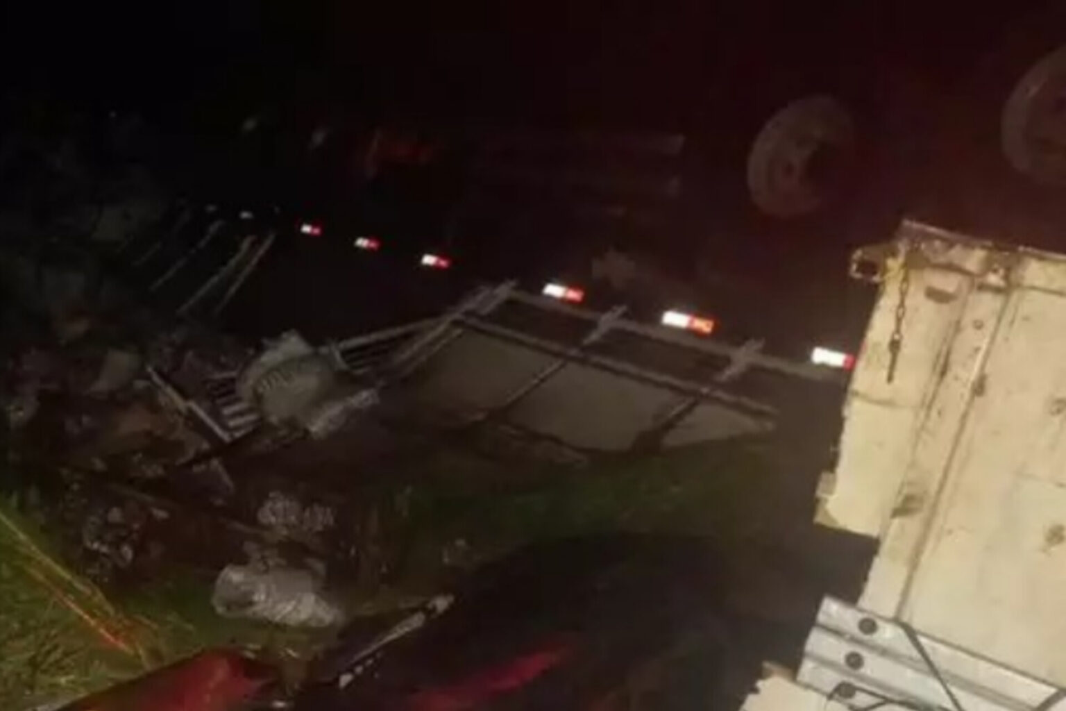 Carreta que transportava sal tomba na BR-010
