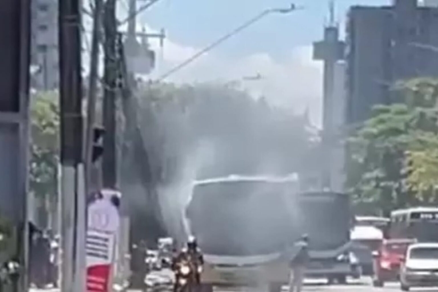 Ônibus pega fogo em avenida no Pará