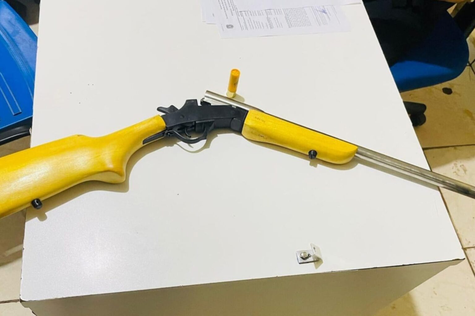 PM prende homem com espingarda escondida dentro de casa em Redenção
