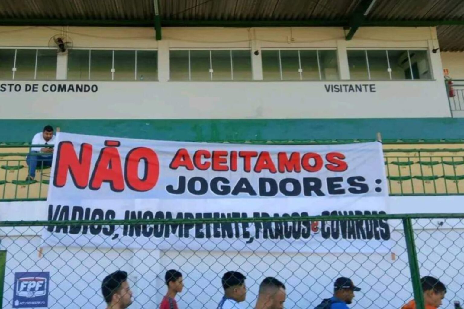 Torcedores do Águia de Marabá realizam protesto durante treino do time